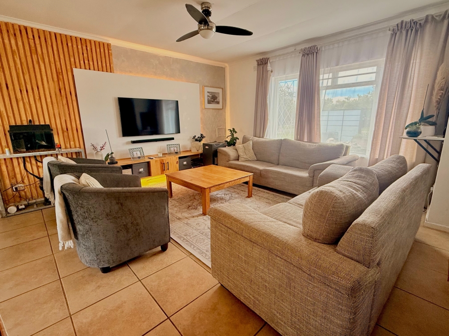 5 Bedroom Property for Sale in Sandbaai Western Cape